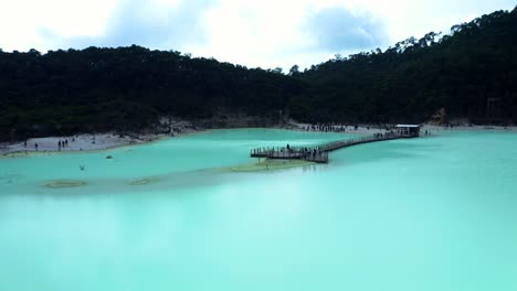 Impresionante-Vista-Aérea-Del-Lago-Volcánico-Turquesa---Kawah-Putih-En-Bandung,-Java-Occidental,-Indonesia