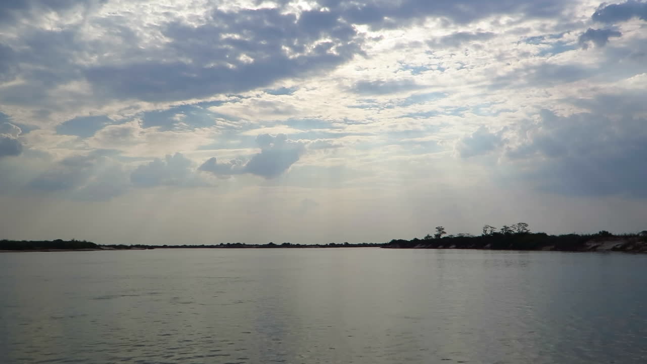 일몰 시 카프리비 스트립-잠베지 지역에서 여름에 잠베지 강의 나미비아 쪽을 따라 보트 크루즈