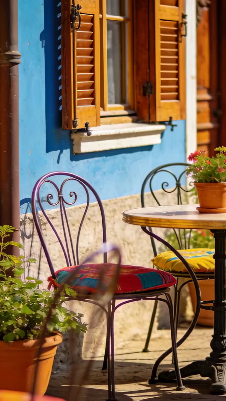 Video verticale: Telecamera che panoramica rivelando una sedia viola con cuscino in un caffè, piante e una finestra blu.