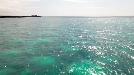 Un-Dron-De-Bajo-Vuelo-Disparó-Sobre-El-Océano-Pacífico-En-La-Costa-De-Hawai-En-Verano