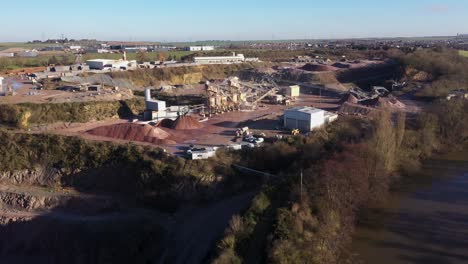 vista aérea de una cantera de arena junto al río orne en normandía