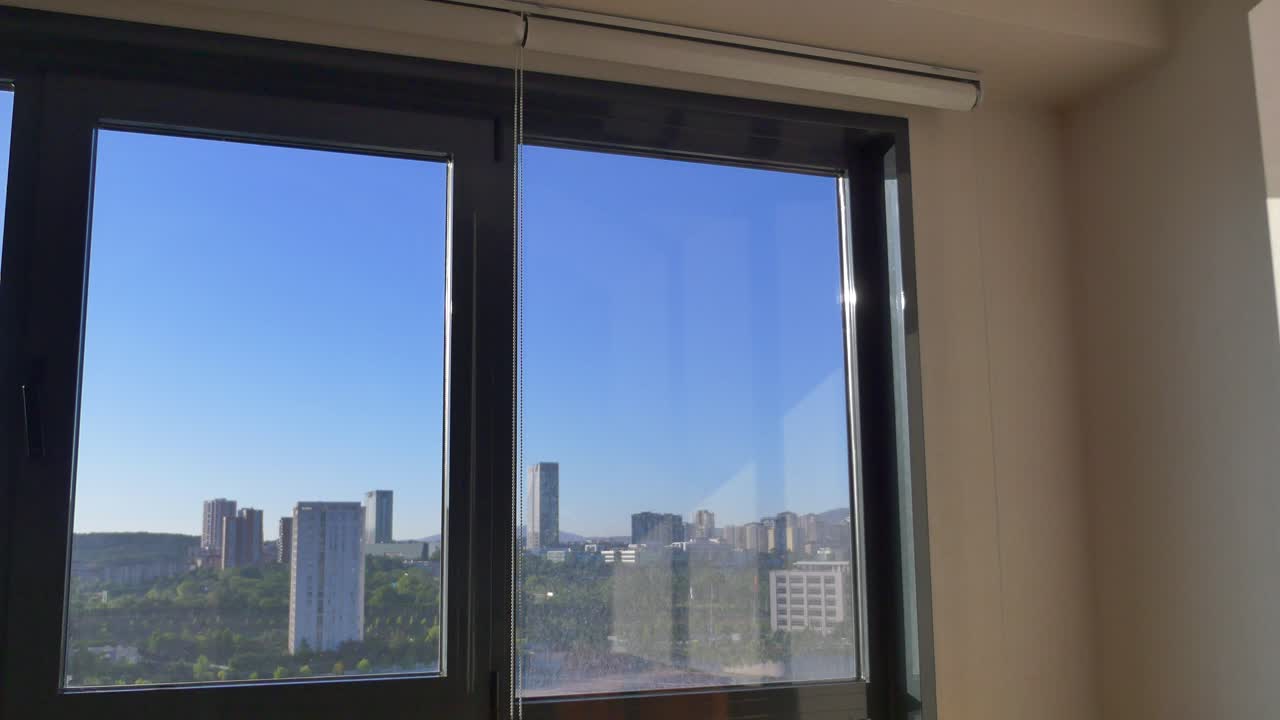 vista de la ciudad desde la ventana del apartamento