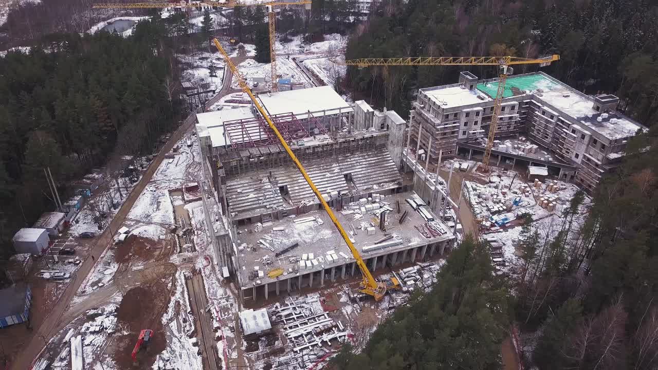 vista aérea de un estadio en construcción en un bosque nevado