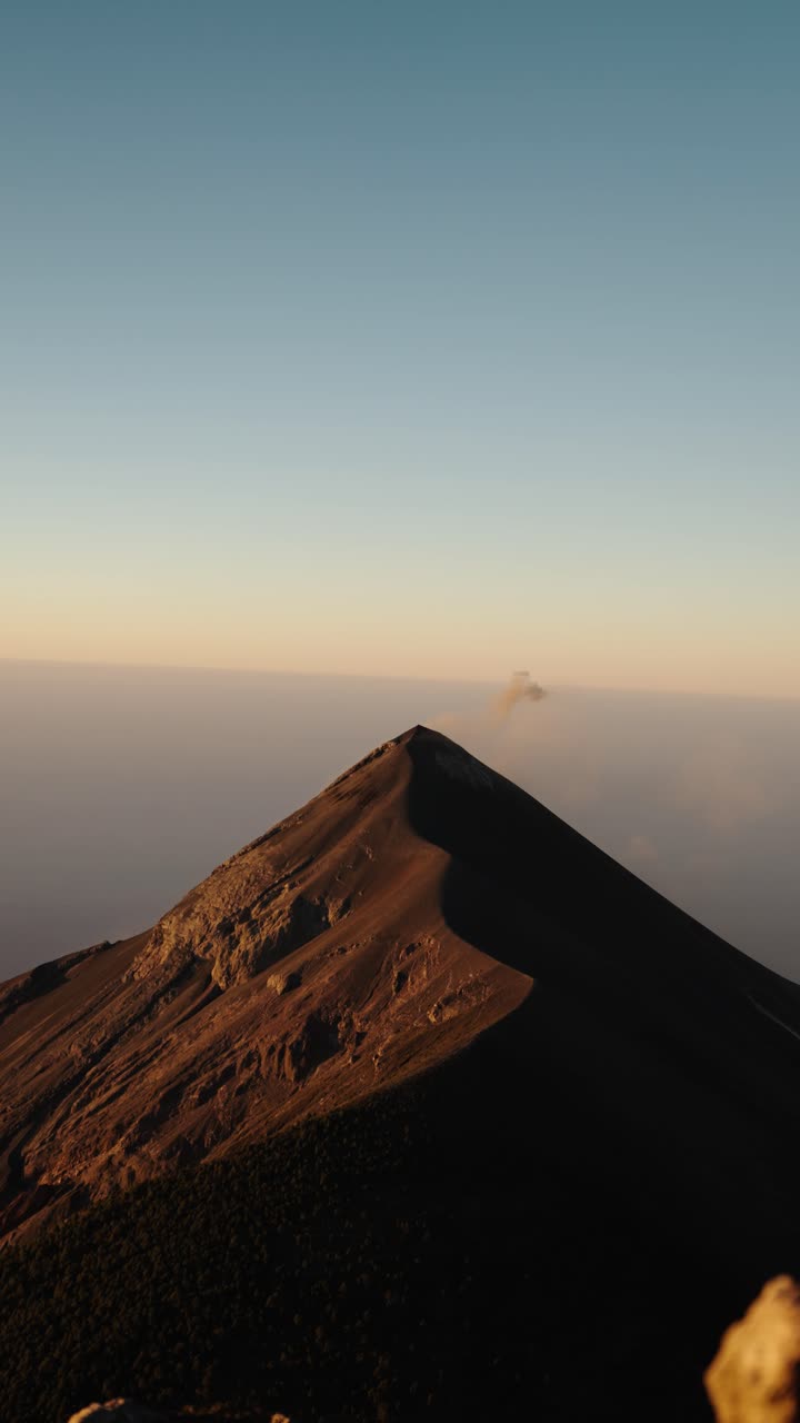 Luce calda del tramonto che modella la cresta del Volcan de Fuego, Guatemala.