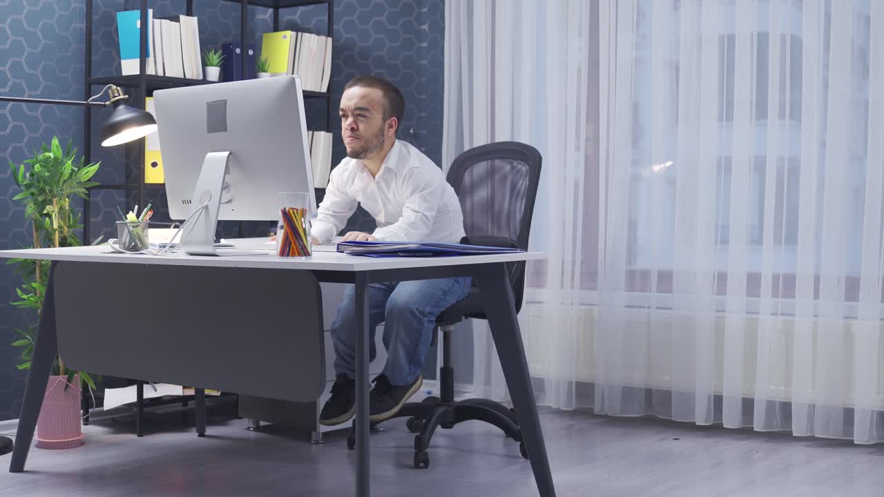 그의 사무실에서 일하는 난쟁이 남자.