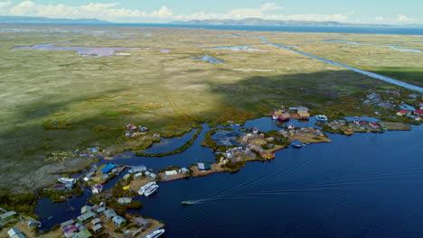 Panorama-Luftumlaufbahn-über-Der-Schwimmenden-Häuserinsel-Uros-Auf-Dem-Titicacasee,-Während-Der-Wolkenschatten-über