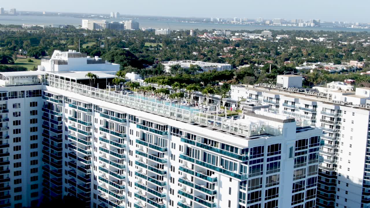 piscina de lujo en la azotea del edificio en mid-beach, miami, florida, ee.uu. - toma aérea de drones