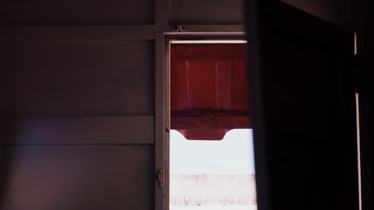 abriendo una ventana para ver el cielo