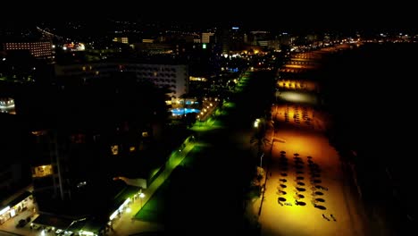 antena sobre la playa durante la noche