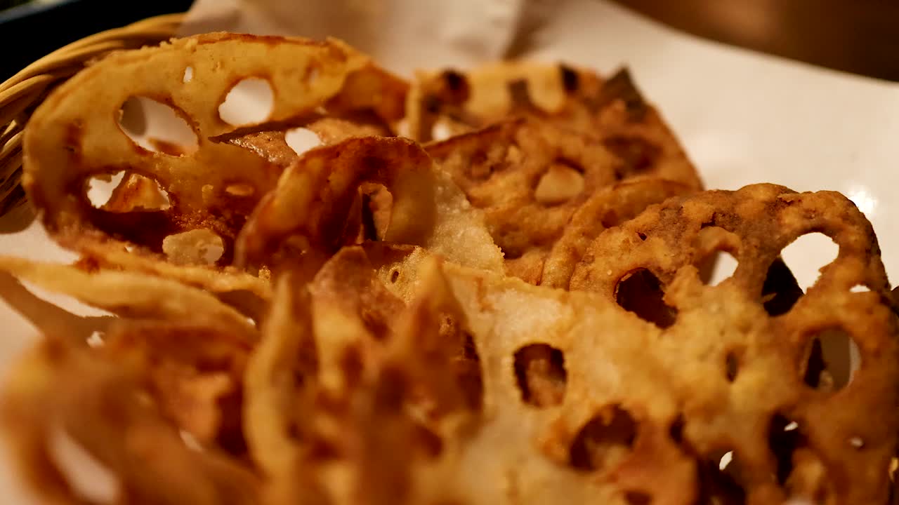 맛있는 렌콘 이 바구니에 들어 있습니다.