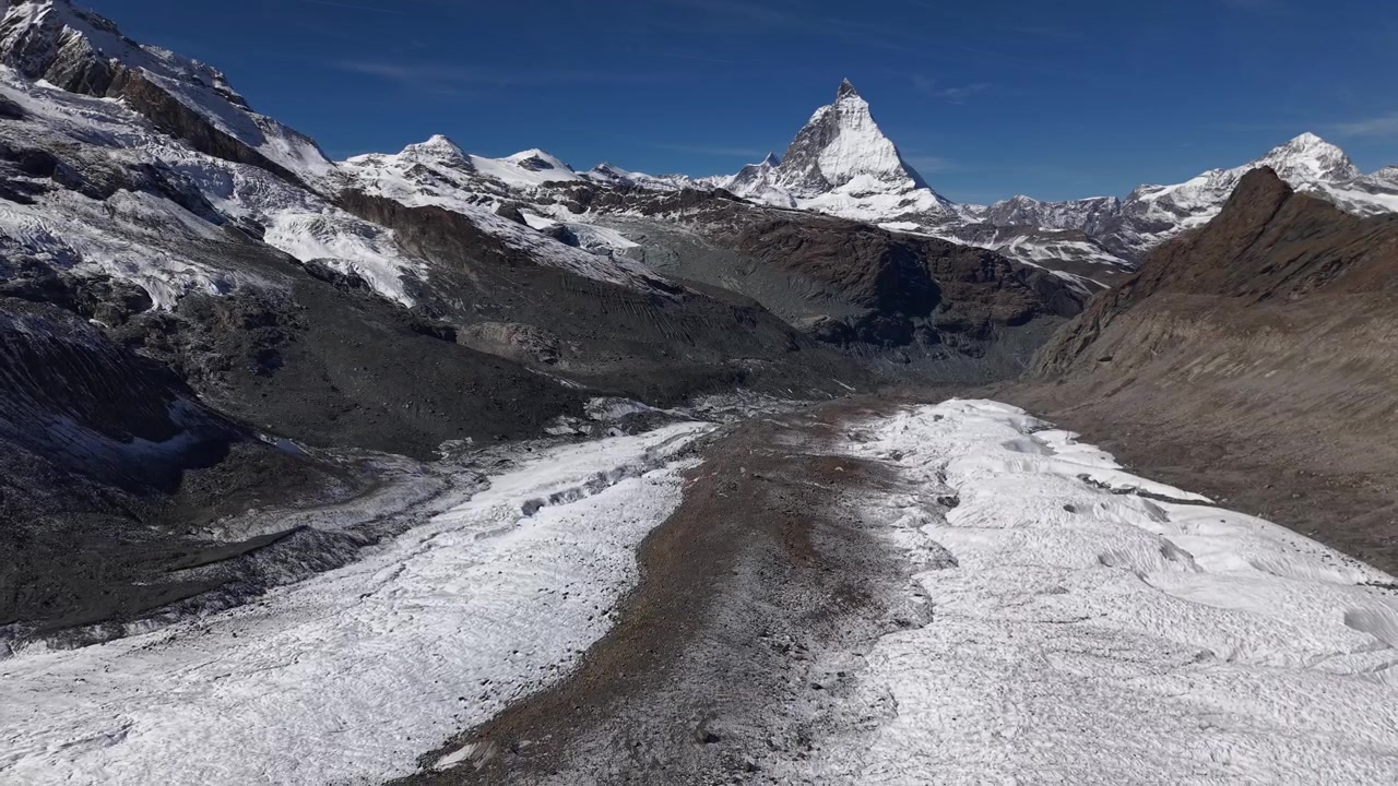 スイス、ツェルマットのゴルナーグラートにあるゴルナー氷河上空を空撮。氷のクレバスと背景に有名なマッターホルンが見える。