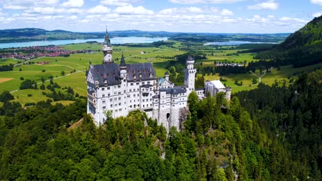 Schloss-Neuschwanstein-Bayerische-Alpen-Deutschland