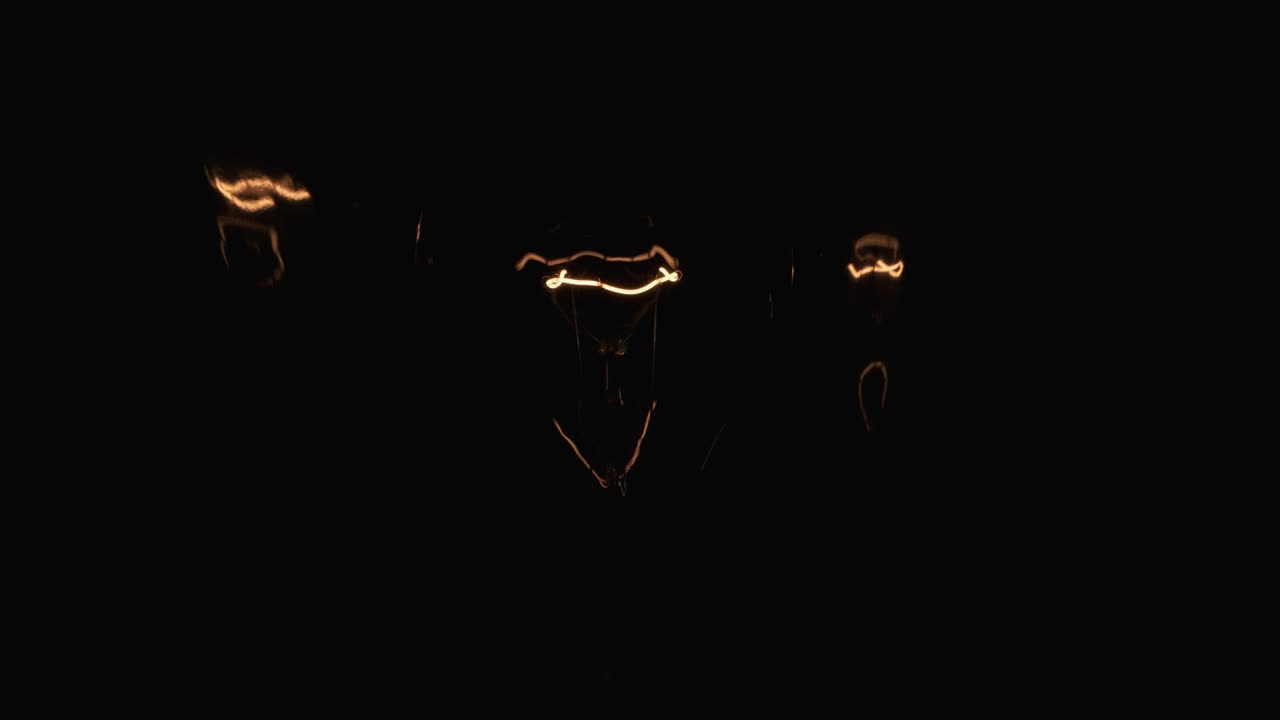 불꽃 램프의 나선형의 클로즈업. 춤추는 반사, 거울의 나선.