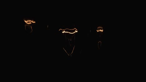 primer plano de una espiral de una lámpara incandescente. reflejos bailando, espirales en los espejos.