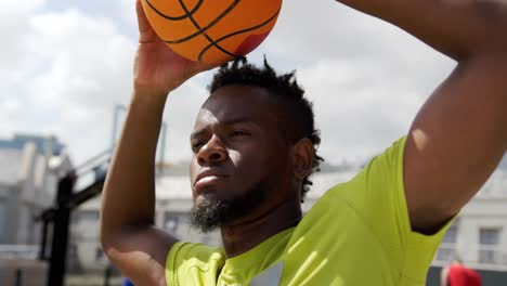 jugador de baloncesto de pie con baloncesto 4k