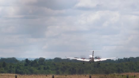 avión llegando a aterrizar