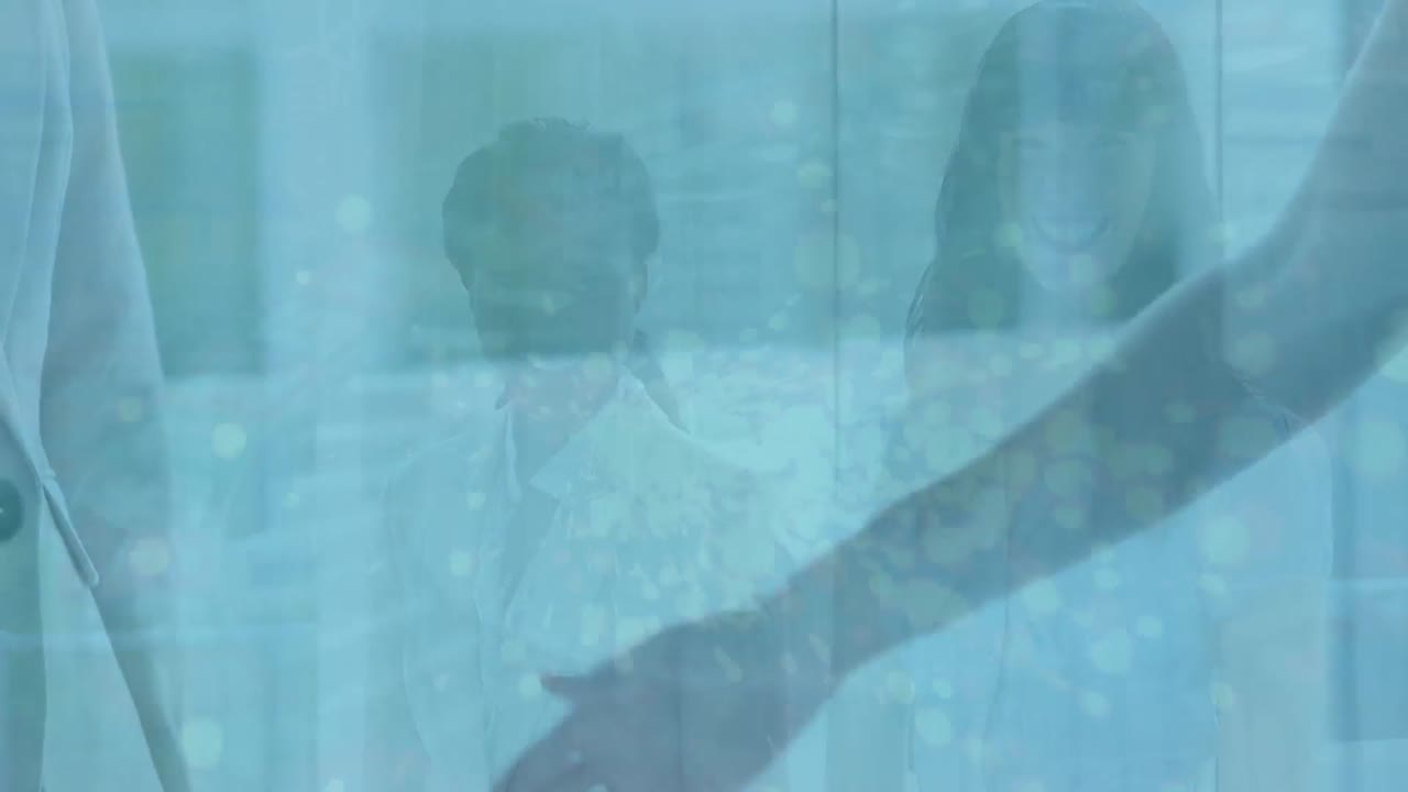 다양한 여성 의사들이 손을 흔드는 위에 떠다니는 점들의 애니메이션