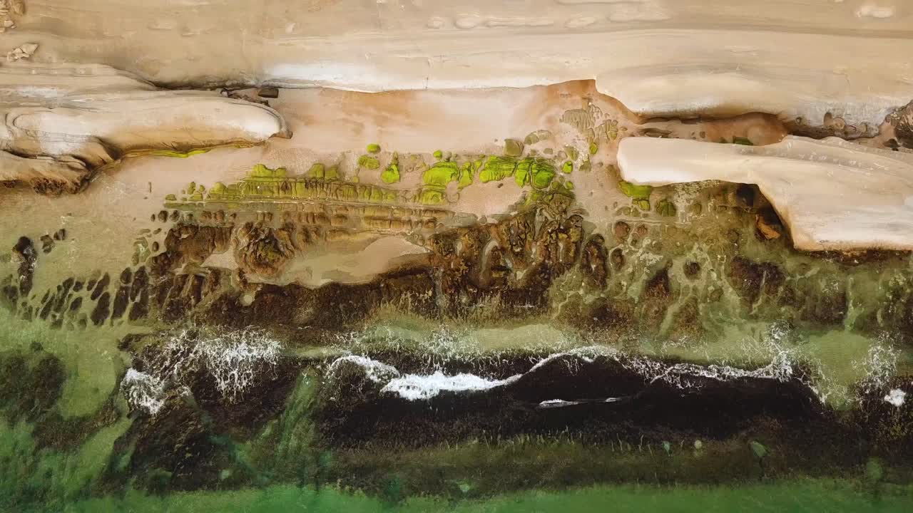 algas verdes en las rocas en la playa de arena el ojo de los pájaros drone disparó ola del mar en el verano clima tropical de oriente medio camping viaje camping en la atracción turística costera en irán qatar aventura puerto marino