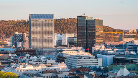 Fachada-Iluminada-Por-El-Sol-Del-Hotel-Radisson-Blu-Plaza-Y-El-Edificio-Postgirobygget-En-Oslo,-Noruega