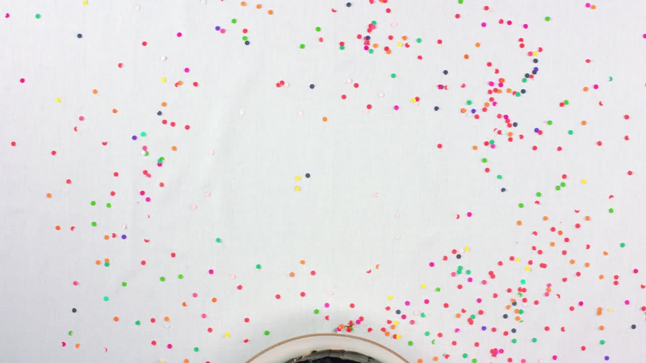 tomando el pastel de la mesa