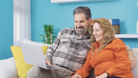 la pareja que ve el video se está riendo.