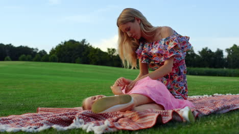 Fröhliche-Familie,-Die-Auf-Der-Wiese-Spielt.-Mutter-Und-Tochter-Haben-Spaß-Im-Freien.