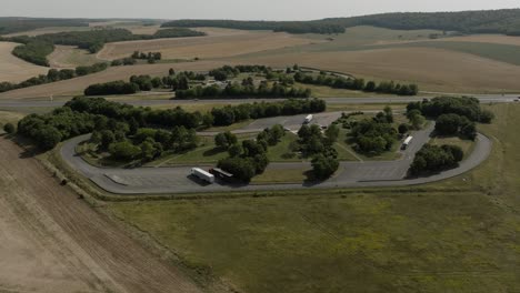 Parada-De-Descanso-En-La-Carretera-Este-De-Francia-Servicios-Estacionamiento-Campo-Rural-Paisajes-Aéreos-Verano