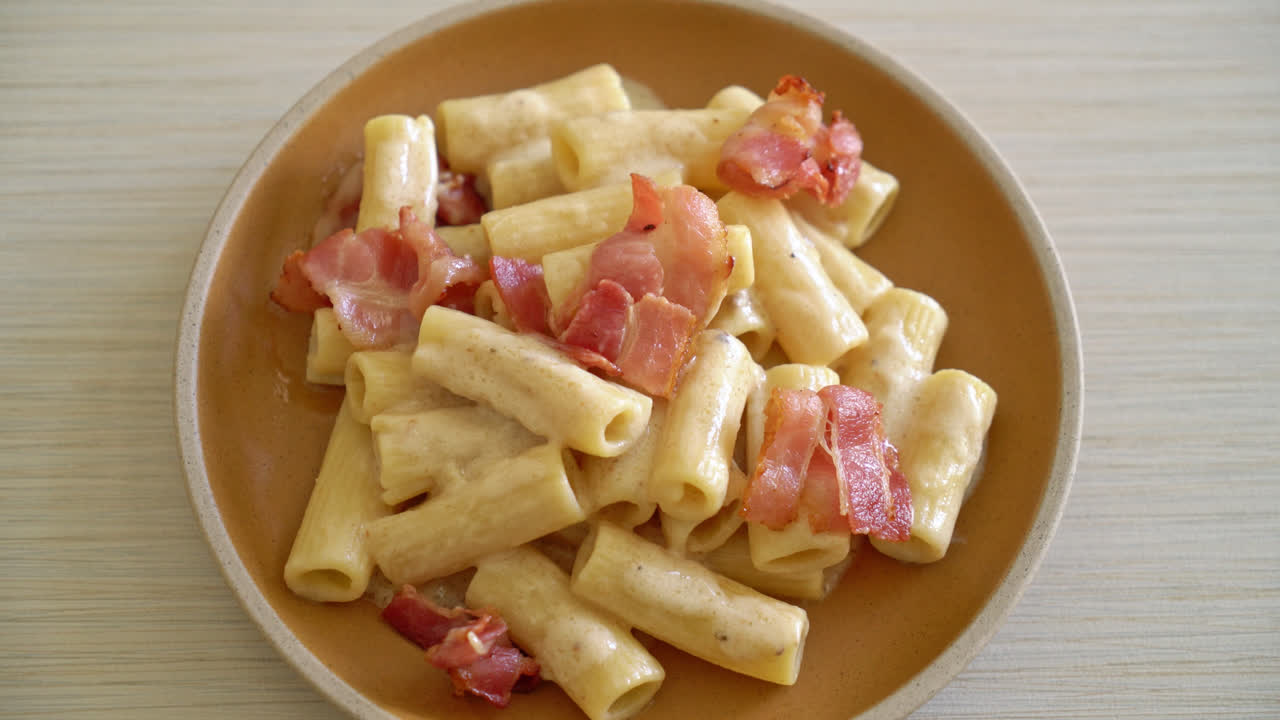 pasta rigatoni de espagueti casera con salsa blanca y tocino - estilo de comida italiana-2