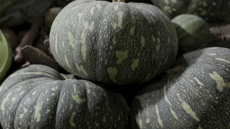 Calabaza-Fresca-En-La-Tienda-De-Verduras-A-La-Venta-Por-La-Noche.