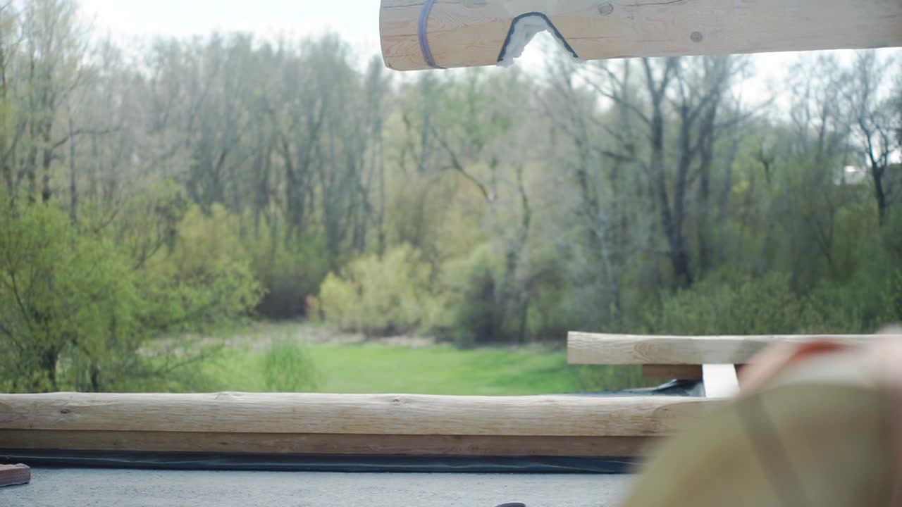 목조 오두막 건설 현장