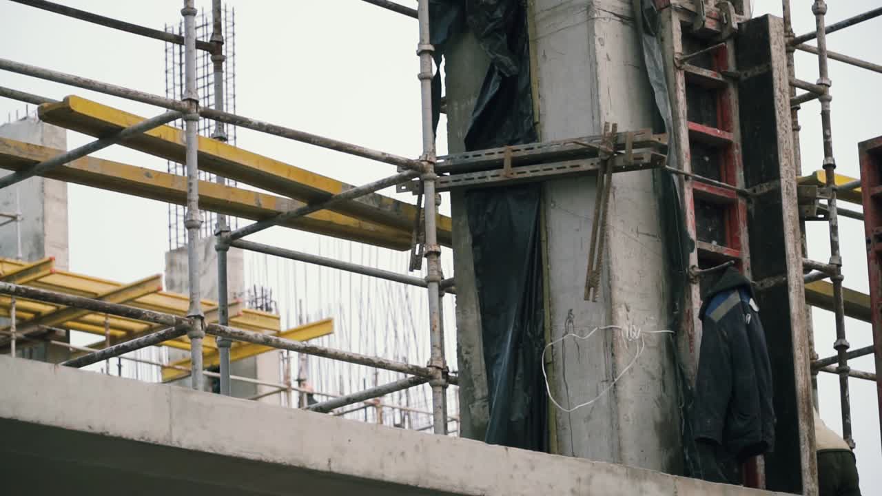 스카폴딩 에 있는 건설 노동자