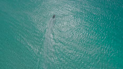 Luftaufnahme-Von-Oben-Nach-Unten-Mit-Drohnenaufnahme-Des-Einsamen-Inselstrandes-Der-Bahamas-Mit-Schmuddeligem-Und-Kristallblauem-Meer