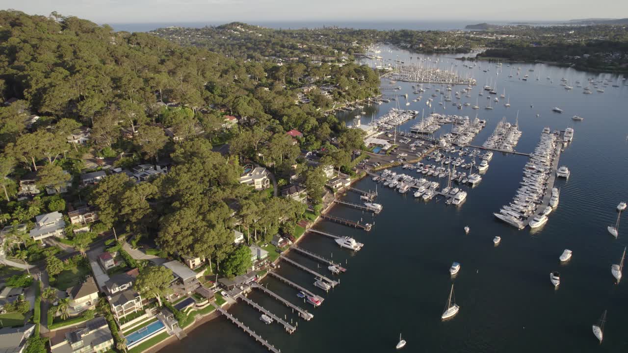 Flotta di imbarcazioni ormeggiate nelle acque cristalline di Pittwater nel Nuovo Galles del Sud, Australia