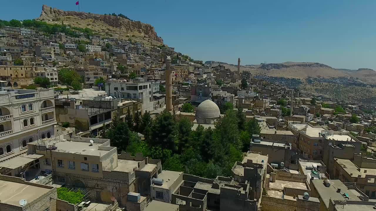 ciudad de mardin, en el medio oriente en mesopotamia - imágenes de drones de 4k