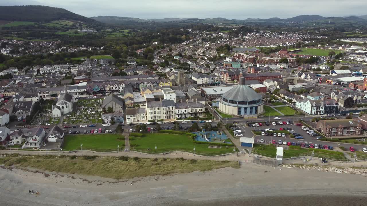 화창한 날 뉴캐슬 마을의 공중 전망, 북아일랜드 카운티 다운