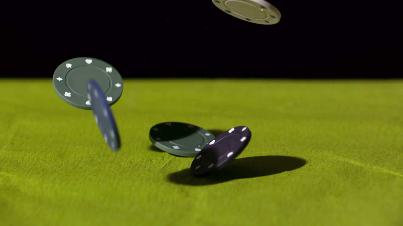 fichas de casino cayendo sobre la mesa verde