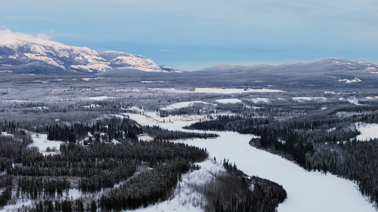 Escena invernal en bosque y río cerca del Valle Ibex en Whitehorse, Yukón, Canadá. Toma aérea amplia
