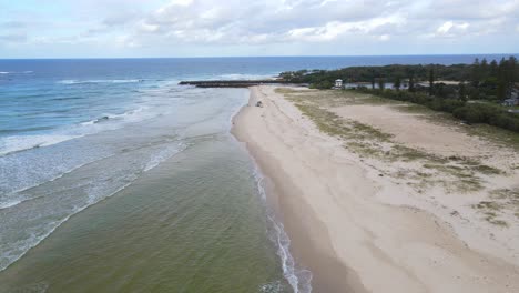 Atemberaubender-Sandstreifen-Am-Kingscliff-Beach-In-Nsw,-Australien---Luftdrohnenaufnahme