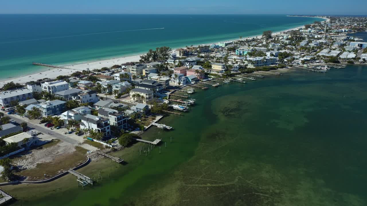 Case residenziali fronte mare con moli e acque limpide vicino a Bradenton Beach. Ottimo per promozioni immobiliari o servizi di viaggio