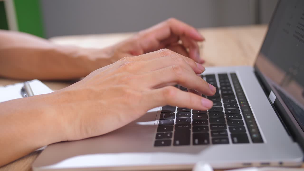 在辦公桌上用筆記型電腦工作的人