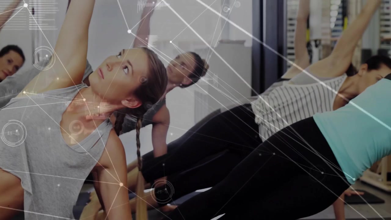 Después de la señal del instructor, mujeres rotando balones medicinales en plancha lateral para fitness con gráficos animados.