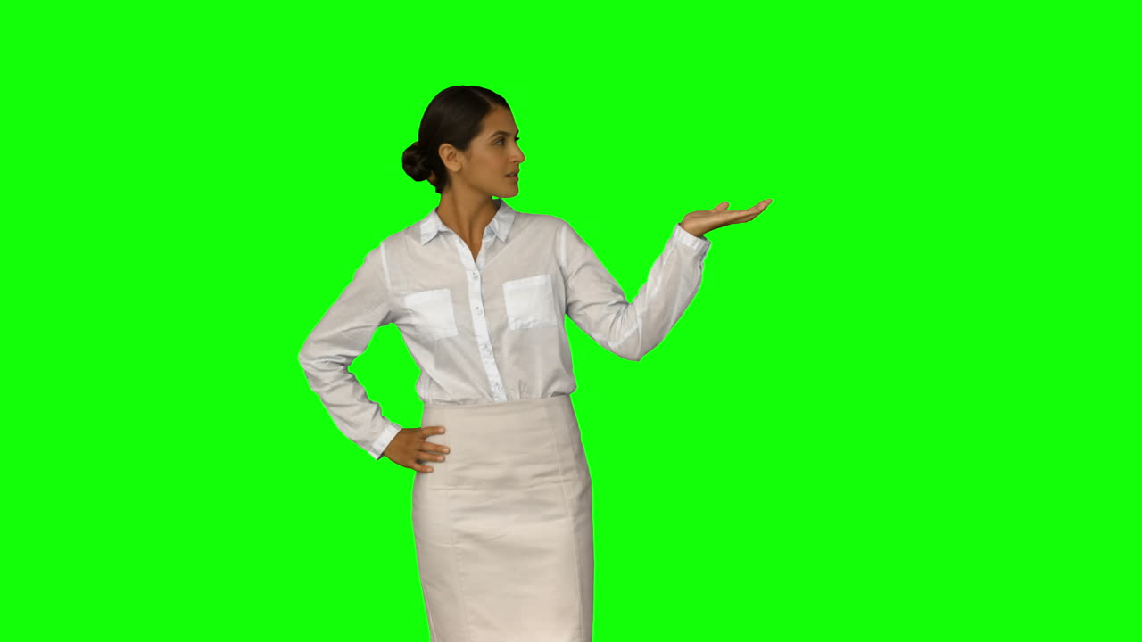 mujer de negocios con la mano extendida