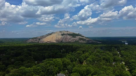 disparo aéreo de una roca granítica gigantesca en la montaña de piedra, ga