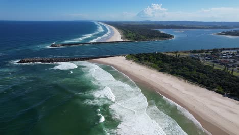 Playa-Del-Faro-Junto-A-La-Desembocadura-Del-Río-Richmond-En-Ballina,-Nueva-Gales-Del-Sur,-Australia