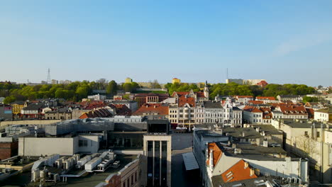 Vista-Aérea-Que-Muestra-El-Hermoso-Paisaje-Urbano-De-La-Ciudad-De-Bydgoszcz-En-Polonia---Edificios-Modernos-Y-Bosque-Con-Complejo-De-Apartamentos-En-Segundo-Plano