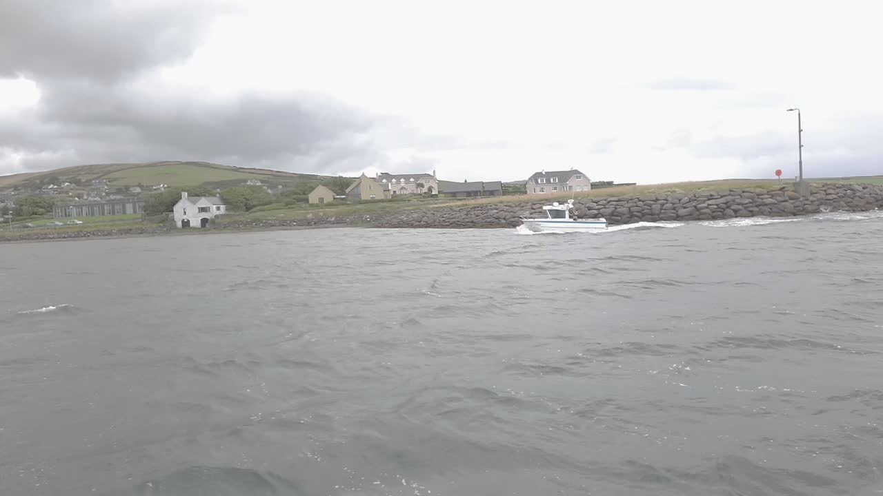 해안선을 따라 향하는 케리 (kerry) 의 구름이 가득한 날에 찍힌 돌리 (dolly) 와 같은 사진