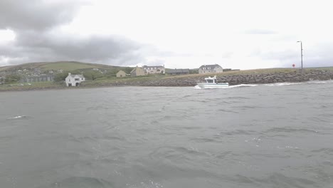 dolly como disparado en un día nublado en kerry dirigiéndose a lo largo de la costa