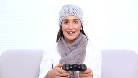 Morena-Sonriente-Jugando-Videojuegos-