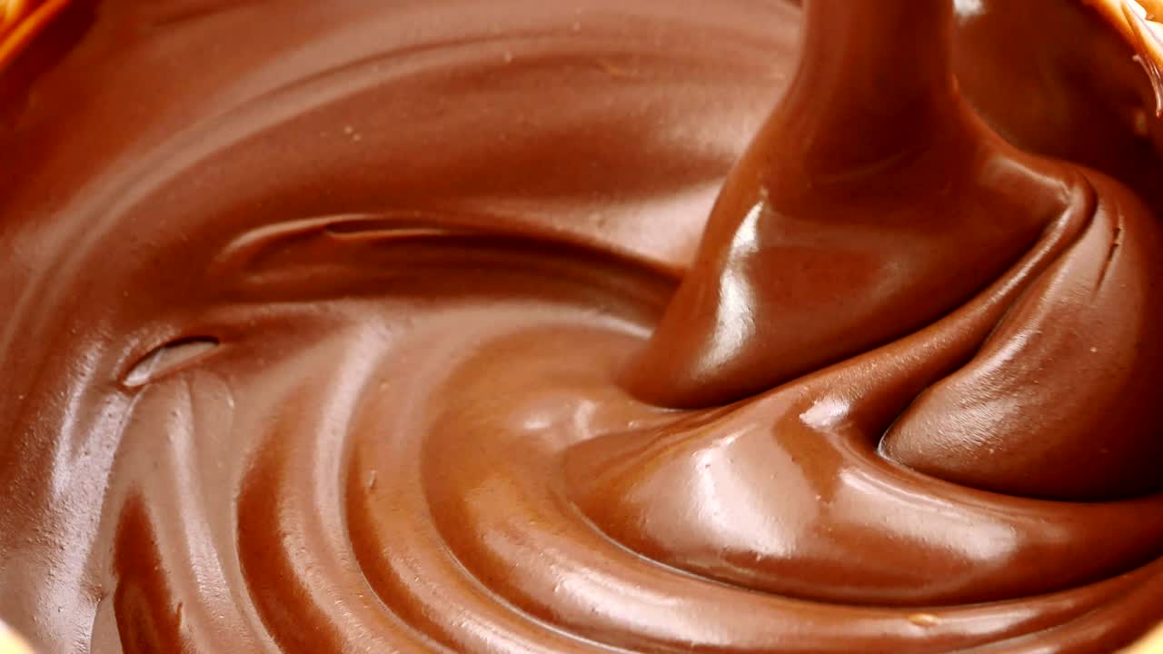 mezclar el chocolate derretido con una cuchara.