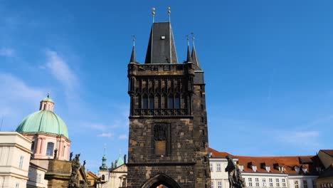 torre del viejo puente de la ciudad y cúpula de la iglesia de st.